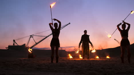 Feuershow.-Eine-Gruppe-Professioneller-Künstler-Führt-Verschiedene-Feuershows-Vor.-Jungen-Und-Mädchen-Führten-Nachts-Auf-Der-Straße-Im-Park-Tänze-Mit-Feuer-Auf.